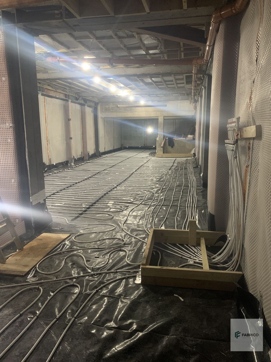 Underfloor heating pipes with cavity membrane wall and exposed copper pipework